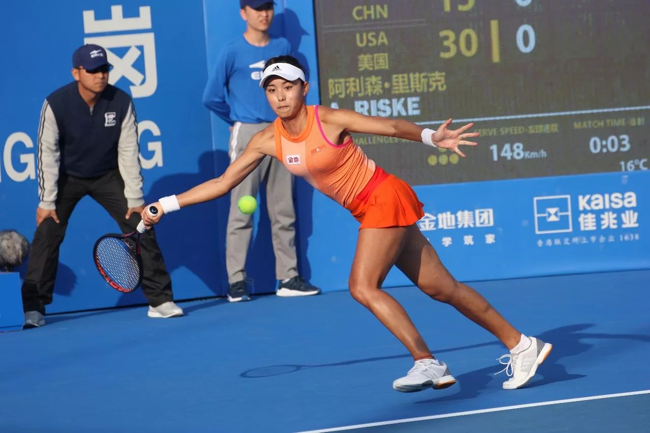 她更像是一 她更像是一